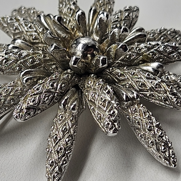 Vintage Monet Signed Silver Tone Brooch Pin Statement Large Flower or Sunburst ? - Picture 3 of 13